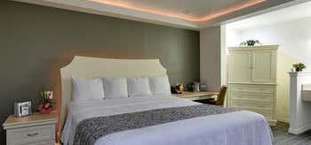 Photo of Romantic Inn & Suites