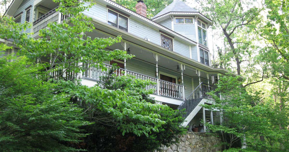 Arsenic and Old Lace Bed & Breakfast Inn, Eureka Springs Roadtrippers