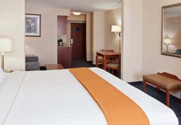 Photo of Holiday Inn Express & Suites Cleveland-Richfield
