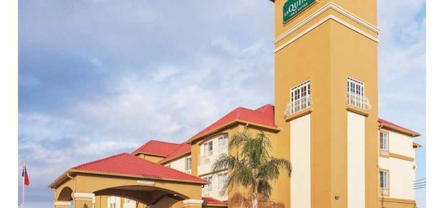 Photo of La Quinta Inn & Suites by Wyndham Houston Hobby Airport