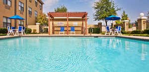 Holiday Inn Express & Suites Dallas/Stemmons Fwy
