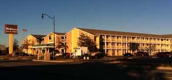 Photo of Oaktree Inn And Suites