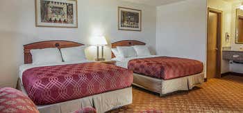 Photo of Econo Lodge Inn & Suites Madras Chateau Inn